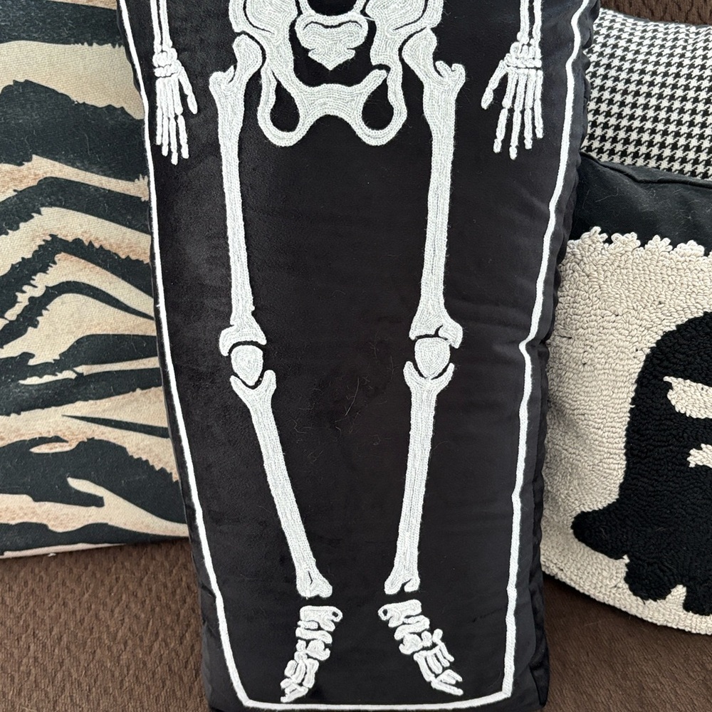 🆕Viral En Vogue Huge Skeleton Pillow - Picture 6 of 10